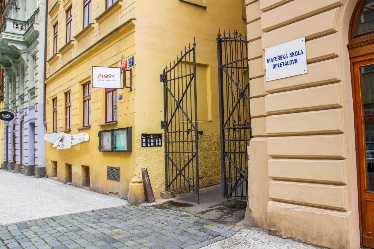 Hostel Mandarinka Прага Экстерьер фото